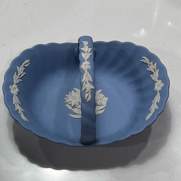 Wedgwood - Blue Jasperware Basket with Thistle Flower design - VINTAGE 1980s - Picture 8 of 8